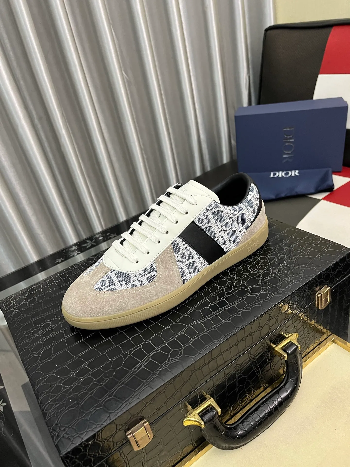 Men's shoes 💰380⌚️⌚️ 【Dior*DIAO】original quality.~ Unique modern style sneakers. 🏃A must-have casual shoe for trendy men😍😍 Original brand imported from Italy, imported original leather, sheep lining (refuses to discolor and grind feet) Sole: Original sole provided by the original factory, French lazy style design ⚠️Fit to the feet, original quality, super comfortable original sole. Code number: 38-445️⃣Colors available